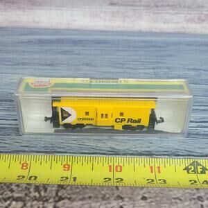 Model power N scale CP Rail bay window caboose train car yellow